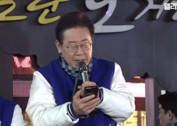 이재명, 휴대전화 보며 ‘박용진 득표율’ 공개하곤…“여기서 끝내자”