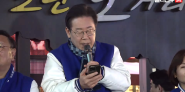 이재명, 휴대전화 보며 ‘박용진 득표율’ 공개하곤…“여기서 끝내자”