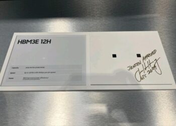 젠슨 황, 삼성 HBM3E 실물에 “승인” 사인…파트너십 강화 기대