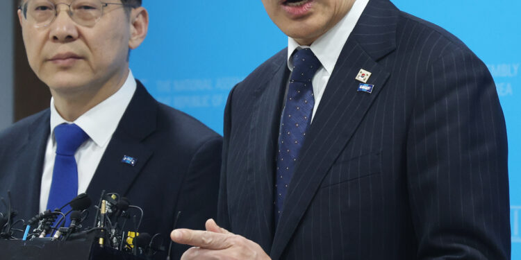 “檢 민간인 사찰, 국조 추진”…尹정부와 대립각 세운 조국