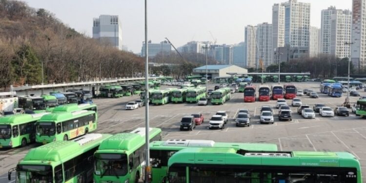 서울 시내버스 12년만에 멈췄다…출근길 혼란 불가피