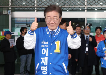 선거운동 나선 이재명 “야권 151석 쉽지 않다 도와달라”