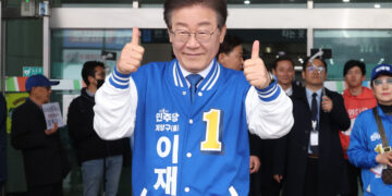 선거운동 나선 이재명 “야권 151석 쉽지 않다 도와달라”
