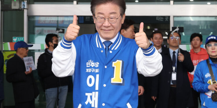 선거운동 나선 이재명 “야권 151석 쉽지 않다 도와달라”