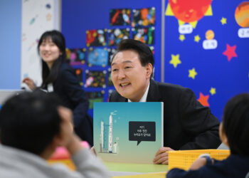 ‘누리호 교사’로 나선 尹…“늘봄학교는 국가책무”