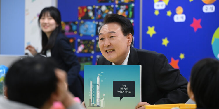 ‘누리호 교사’로 나선 尹…“늘봄학교는 국가책무”