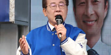 송파 찾은 이재명 “반드시 민주 단독 과반해야…국힘에 속으면 안 된다”