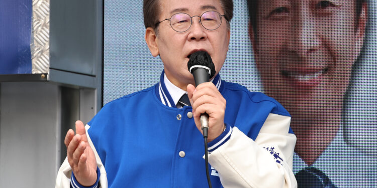 송파 찾은 이재명 “반드시 민주 단독 과반해야…국힘에 속으면 안 된다”