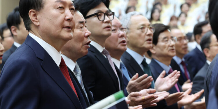 尹 “나라 안팎 위기상황… 국민의 아주 작은 목소리에도 귀 기울이겠다”