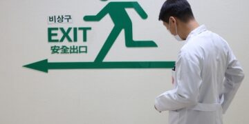 전공의 떠나자 50개 병원 수입 4200억원 줄었다