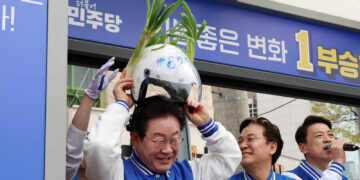 ‘대파 헬멧’ 쓴 이재명 “칼틀막, 입틀막 부족해 파틀막까지”