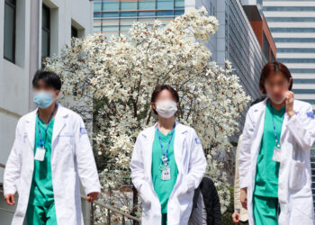 서울대의대교수 “아들이 일진에 맞고 왔으니 애미애비가 나설 때”