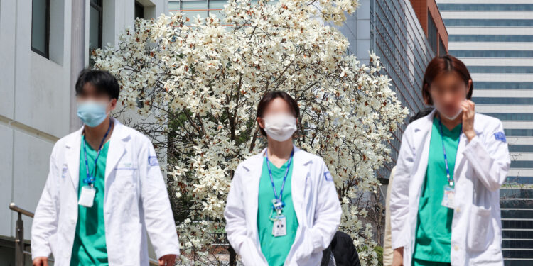 서울대의대교수 “아들이 일진에 맞고 왔으니 애미애비가 나설 때”