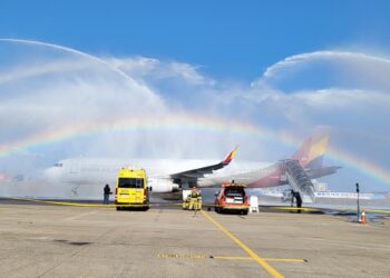 신혼부부 휴대전화 배터리서 갑자기 연기… 아시아나 기내에서 화재 ‘아찔’