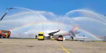 신혼부부 휴대전화 배터리서 갑자기 연기… 아시아나 기내에서 화재 ‘아찔’