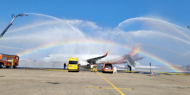 신혼부부 휴대전화 배터리서 갑자기 연기… 아시아나 기내에서 화재 ‘아찔’