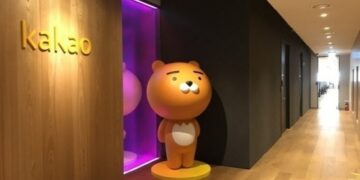 유튜브에 치이고 인스타에 밀리고…‘국민 메신저’ 카카오톡 굴욕