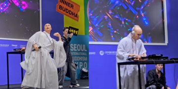 “삭발머리에 헤드셋…” 무교인 열광시킨 ‘스님’, 해외서도 난리났다