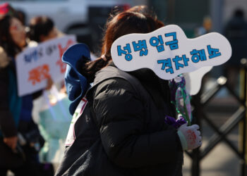 여성 임금근로자 1000만명 ‘최대’…임금격차, OECD 1위