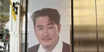 “투표하고 오세요” 조진웅, 팬들이 연 ‘생일카페’에 보낸 입간판 화제