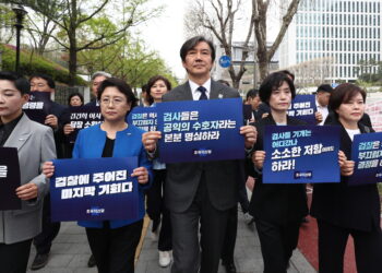 조국, 대검 앞 기자회견…“김건희 여사 소환하라, 마지막 경고”