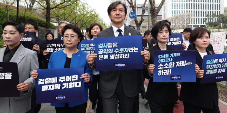 조국, 대검 앞 기자회견…“김건희 여사 소환하라, 마지막 경고”