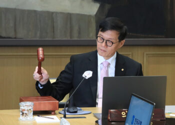 한은 기준금리 10번째 3.5% ‘동결’…“확신 들 때까지 긴축 유지”