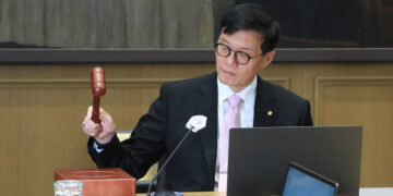 한은 기준금리 10번째 3.5% ‘동결’…“확신 들 때까지 긴축 유지”