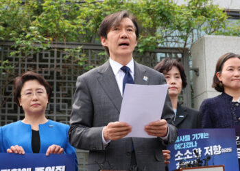 尹, 李 회동 소식에…조국 “제3당 대표인 나와도 만나달라”