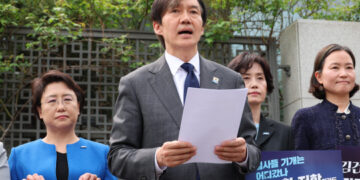 尹, 李 회동 소식에…조국 “제3당 대표인 나와도 만나달라”