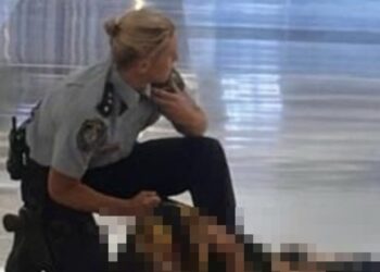 호주 쇼핑센터 흉기난동범 제압한 여성 경찰관(영상)