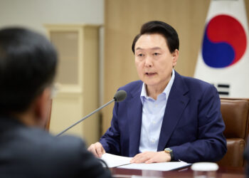 尹, 인적 쇄신 고심… 野, 특검정국 압박