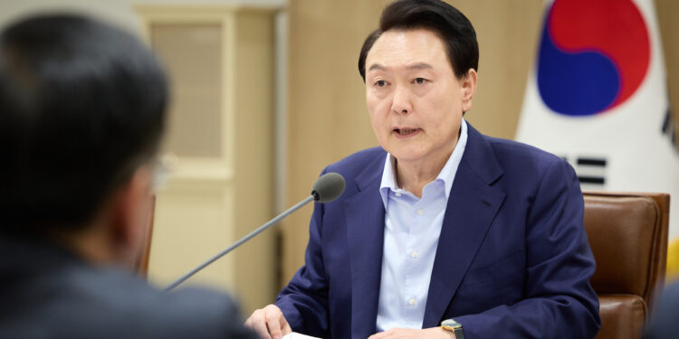 尹, 인적 쇄신 고심… 野, 특검정국 압박