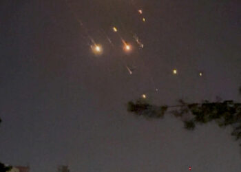 이란, 이스라엘 본토 첫 공습… 불붙은 화약고