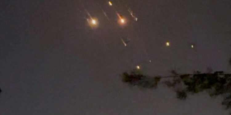 이란, 이스라엘 본토 첫 공습… 불붙은 화약고