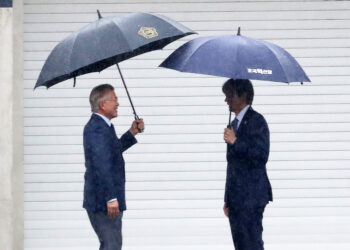 文 만난 조국 “어깨가 무겁다”