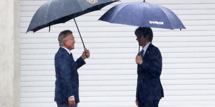 文 만난 조국 “어깨가 무겁다”