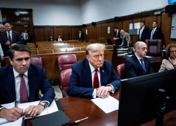 ‘성추문 입막음’ 첫 재판서… 트럼프, 고개 떨구고 졸기도