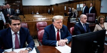 ‘성추문 입막음’ 첫 재판서… 트럼프, 고개 떨구고 졸기도