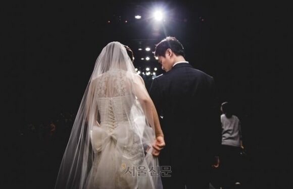 “결혼식, 비싼 밥 대신 다과로 하고 축의금 줄이기 어때요”