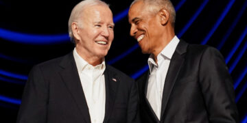 펜·백지 노트·물 한 병만 들고 입장… 바이든·트럼프, 각본 없는 ‘TV 썰전’