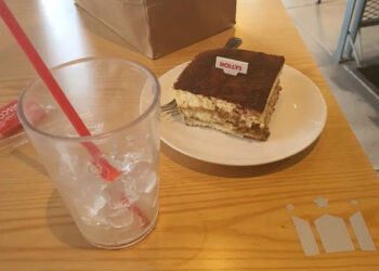 “군인이세요?” 케이크 내민 여성…외박 나온 군인 ‘울컥’