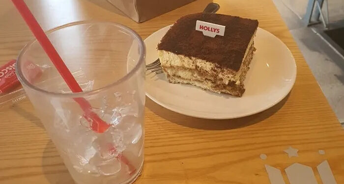 “군인이세요?” 케이크 내민 여성…외박 나온 군인 ‘울컥’