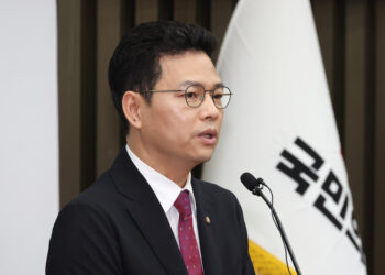 與 ‘위증교사 의혹’ 이재명 육성 공개… 野 “檢 나팔수… 흘려준 대로 떠드나”