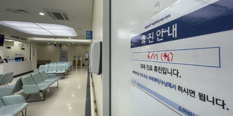 서울대병원 ‘무기한 휴진’ 중단…“지속가능한 저항해야”