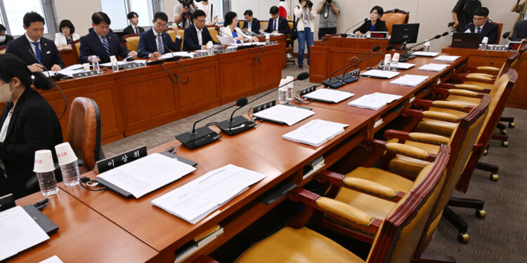 野 ‘방송 3법’ 단독으로 과방위 통과… 2특검·4국조도 밀어붙인다