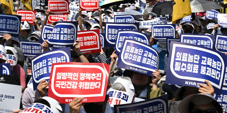 정부 “의협 해산 가능” 초강수… 의협 “27일부터 무기한 휴진”