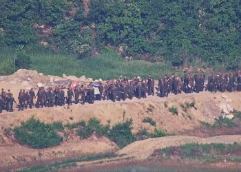 북한군 어제 또 DMZ 작업중 군사분계선 침범…軍 경고사격에 북상