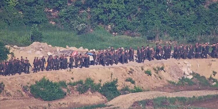 북한군 어제 또 DMZ 작업중 군사분계선 침범…軍 경고사격에 북상