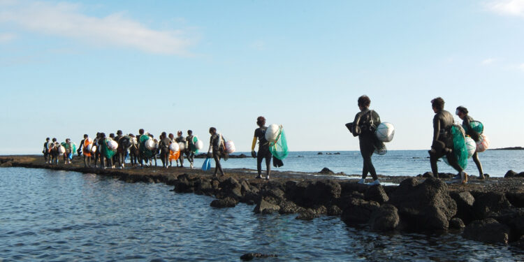 제주 해녀가 사라진다… “딸 거 없어 수입 없는디 누가 물질 허쿠광”